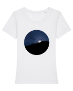 Photo Illustration - moon behind dark forest Tricou mânecă scurtă guler larg fitted Damă Expresser