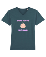 New mom in town. (roz, fetiță)  Tricou mânecă scurtă guler V Bărbat Presenter