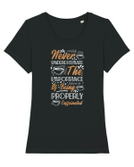 Never Underestimate Coffee Tricou mânecă scurtă guler larg fitted Damă Expresser