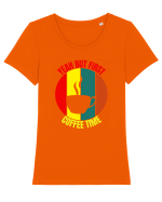 Yeah But First Coffee Tricou mânecă scurtă guler larg fitted Damă Expresser