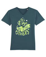 We Rise by Lifting Others Tricou mânecă scurtă guler V Bărbat Presenter