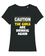 Caution - the girls are drinking again Tricou mânecă scurtă guler larg fitted Damă Expresser