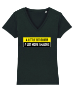 A Little Bit Older A Lot More Amazing Tricou mânecă scurtă guler V Damă Evoker