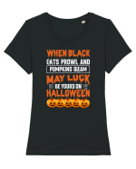 When black cats prowl and pumpkins gleam, may luck be yours on Halloween Tricou mânecă scurtă guler larg fitted Damă Expresser