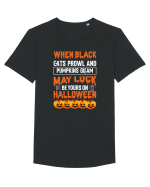 When black cats prowl and pumpkins gleam, may luck be yours on Halloween Tricou mânecă scurtă guler larg Bărbat Skater