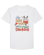 HE SEES YOU WHEN YOU’RE DRINKING Tricou mânecă scurtă guler larg Bărbat Skater
