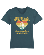 Ne enervam unul pe altul de 10 ani si tot suntem impreuna Tricou mânecă scurtă guler V Bărbat Presenter