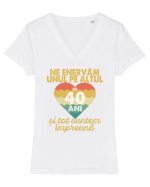 Ne enervam unul pe altul de 40 ani si tot suntem impreuna Tricou mânecă scurtă guler V Damă Evoker