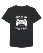 Mom by day gamer by night. Tricou mânecă scurtă guler larg Bărbat Skater
