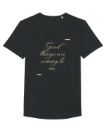 Good things are coming to me. Tricou mânecă scurtă guler larg Bărbat Skater