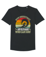 Never Underestimate An Old Man Who Can Surf Tricou mânecă scurtă guler larg Bărbat Skater
