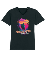 in stil synthwave - Explore more worry less Tricou mânecă scurtă guler V Bărbat Presenter