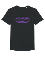 HOW YOU ARE TREATED IS MORE IMPORTANT THAN HOW MUCH YOU LIKE THEM Tricou mânecă scurtă guler larg Bărbat Skater