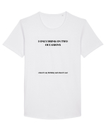 I ONLY DRINK ON TWO OCCASIONS WHEN IT S MY BIRTHDAY AND WHEN IT S NOT Tricou mânecă scurtă guler larg Bărbat Skater