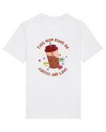 pentru mamele iubitoare de cafea - This mom runs on coffee and love Tricou mânecă scurtă Unisex Rocker