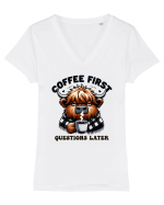 Coffee first questions later - pentru dependenții de cafea Tricou mânecă scurtă guler V Damă Evoker