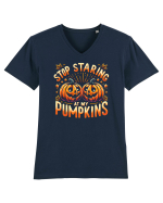 STOP STARING AT MY PUMPKINS - NU TE MAI UITA LA DOVLECII MEI Tricou mânecă scurtă guler V Bărbat Presenter